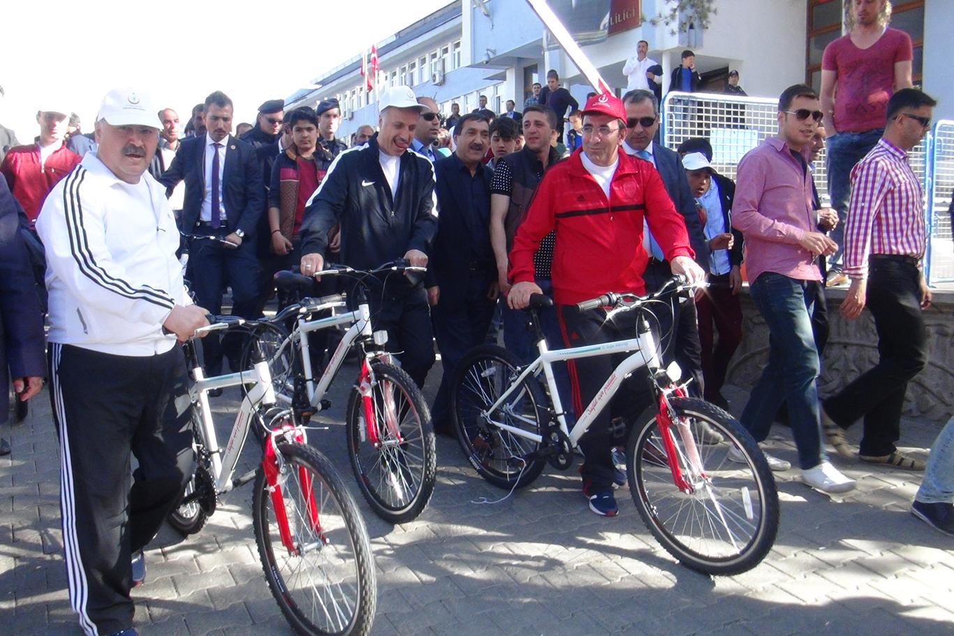 Bakan Yılmaz çocuklara bisiklet dağıttı